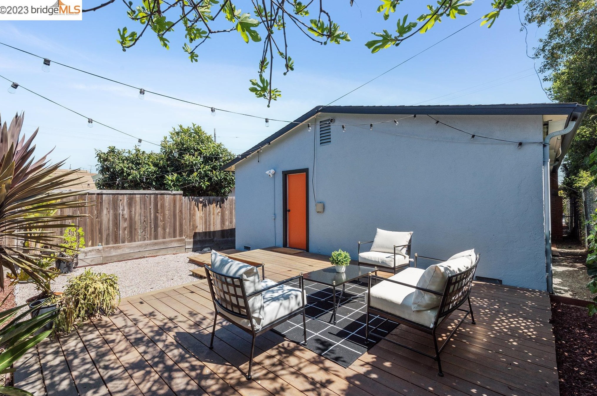 2037 19th Ave, Oakland CA  94606-4153 exterior