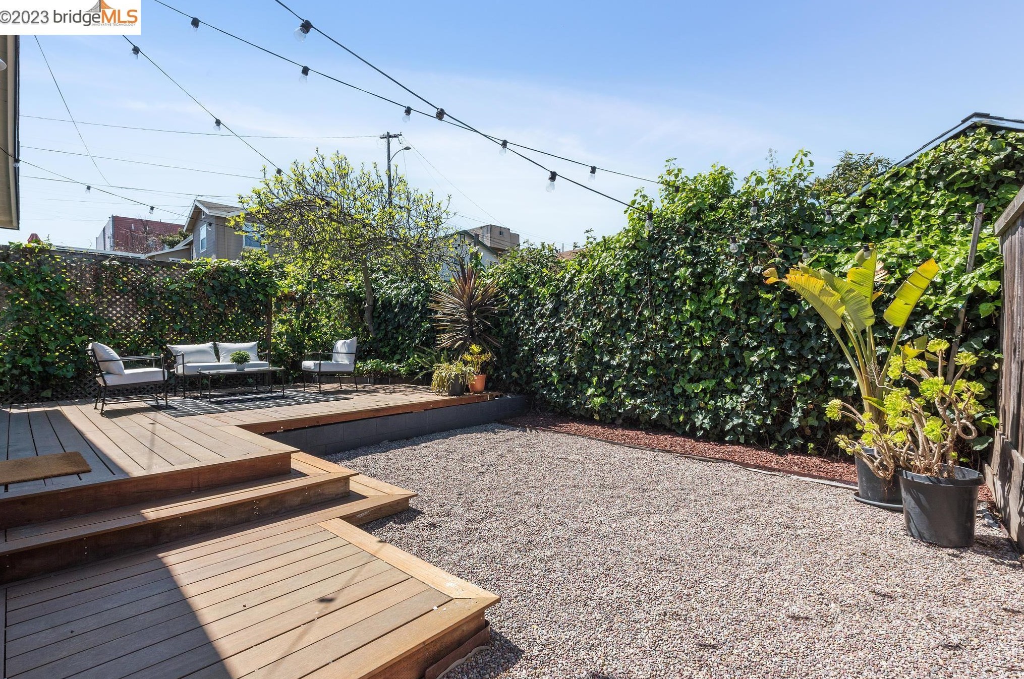 2037 19th Ave, Oakland CA  94606-4153 exterior