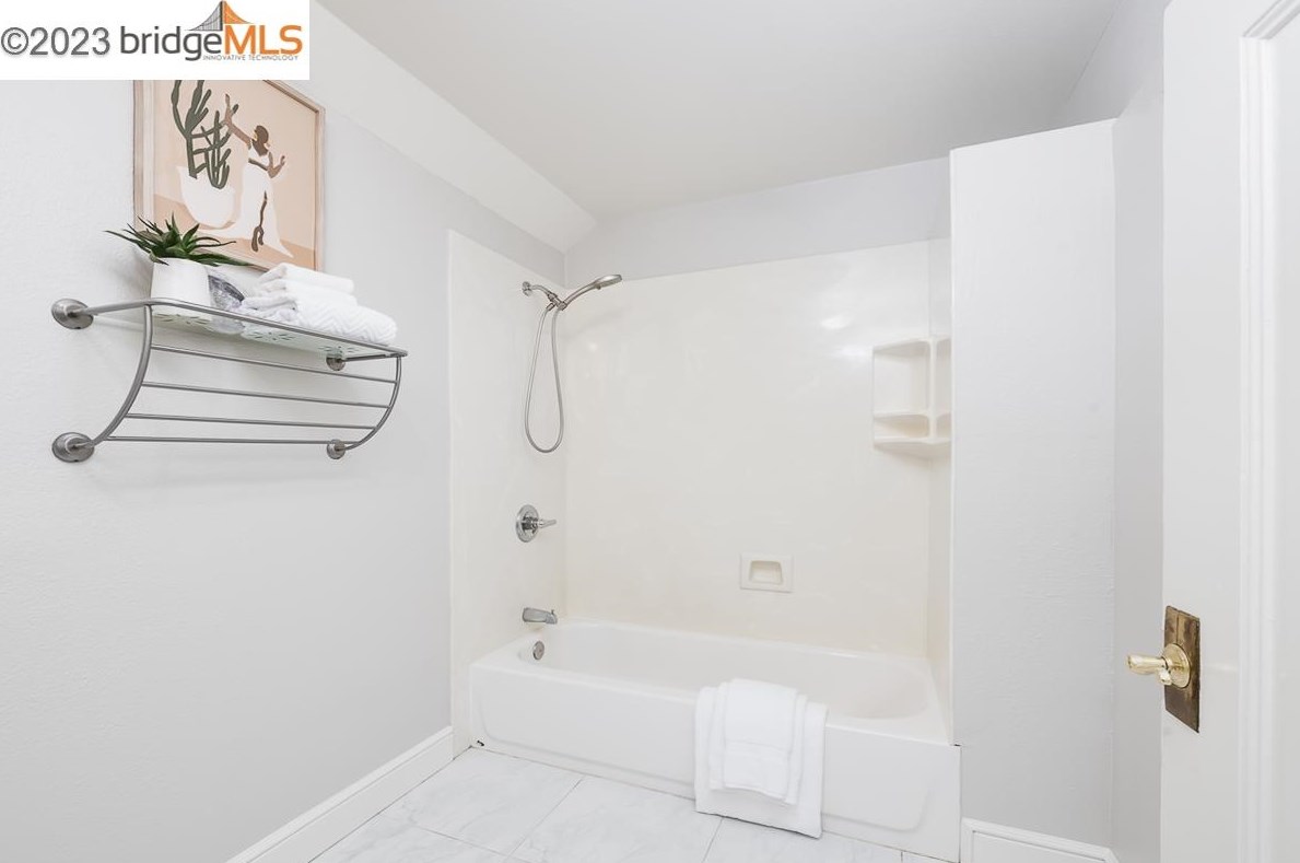 5800 Leona, Oakland CA 94605-1219 exterior