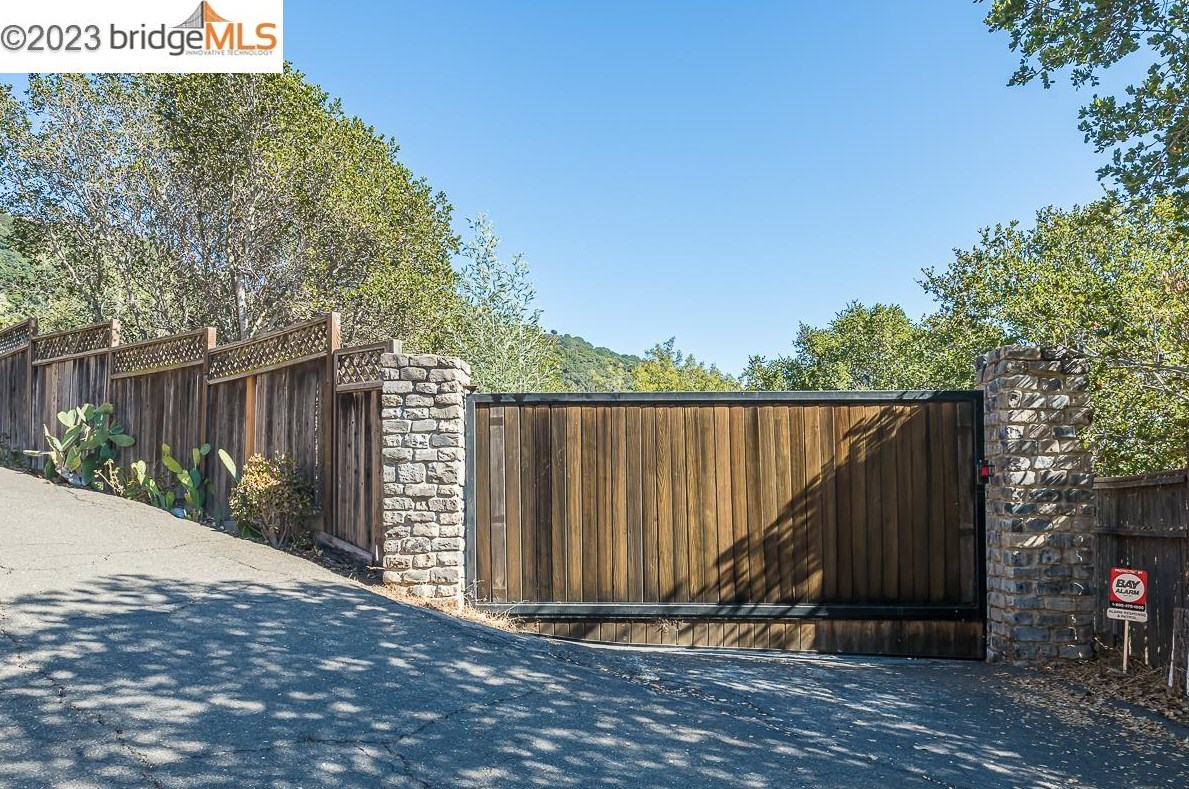 5800 Leona, Oakland CA 94605-1219 exterior