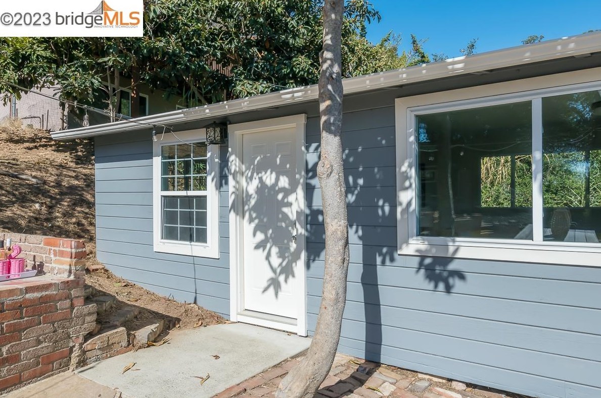 5800 Leona, Oakland CA 94605-1219 exterior