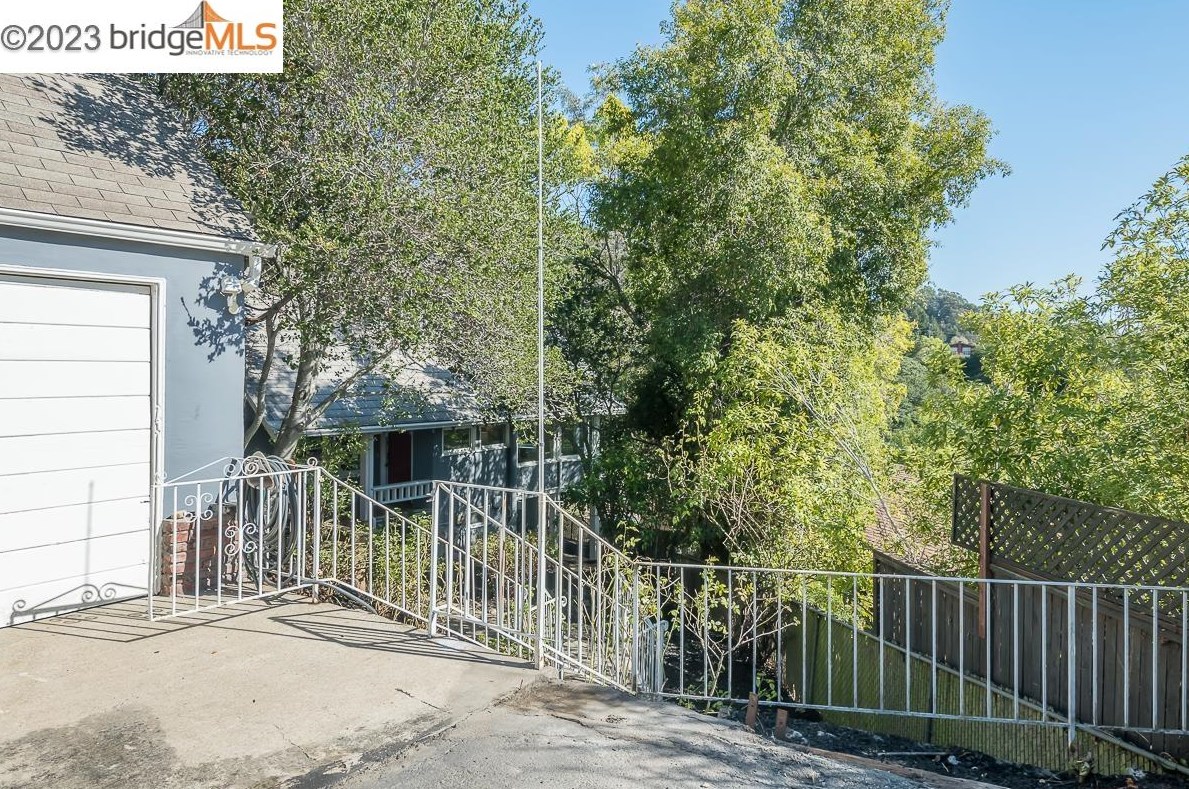 5800 Leona, Oakland CA 94605-1219 exterior