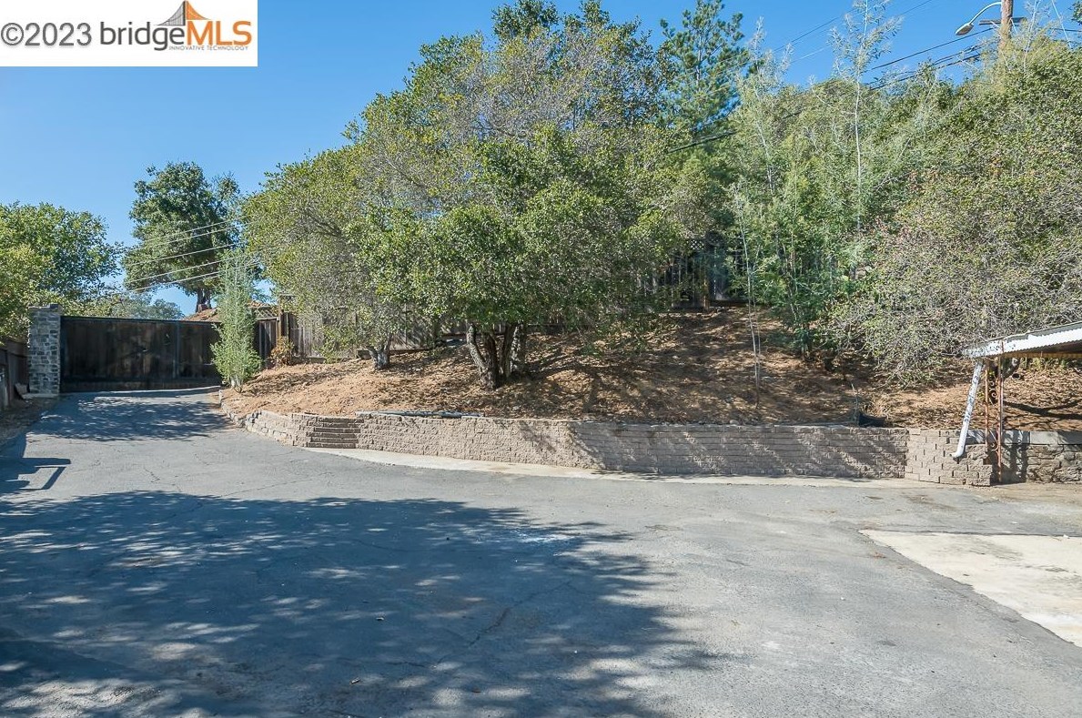 5800 Leona, Oakland CA 94605-1219 exterior