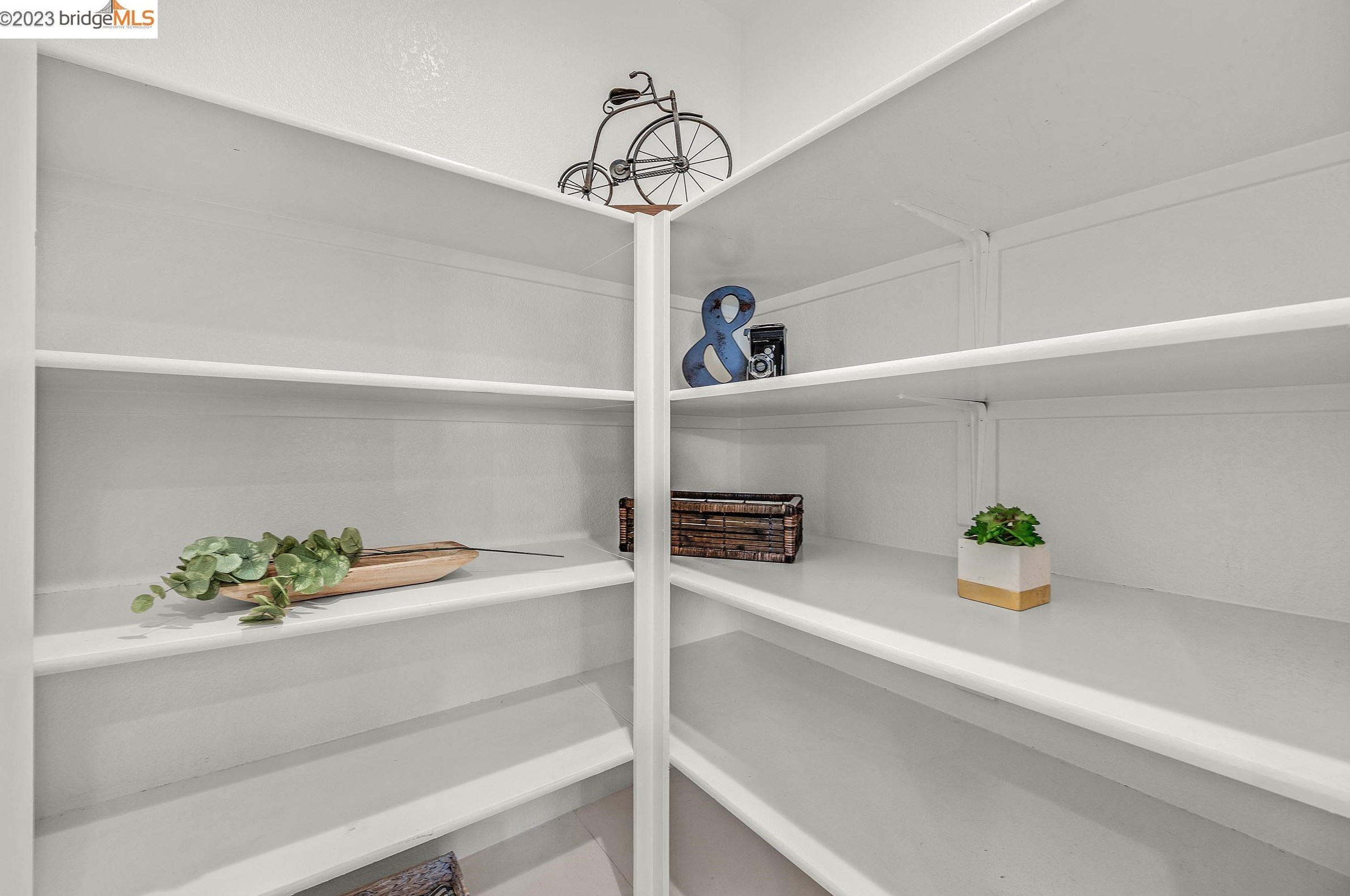 719 Jennifer St, Los Angeles CA  exterior