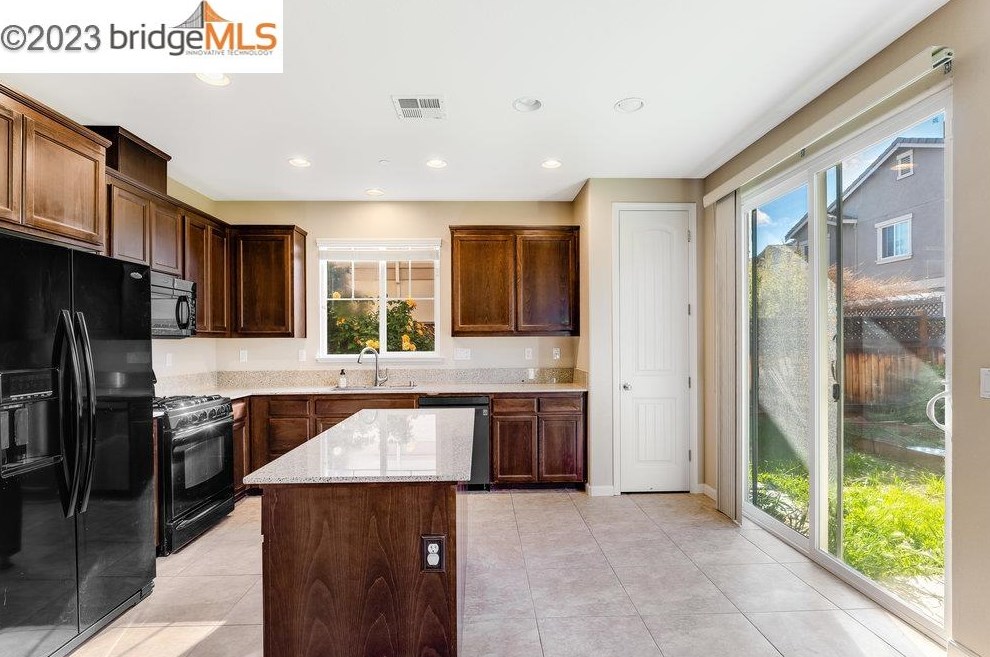 2321 Blue Ridge Ave, Los Angeles CA  94513-4158 exterior