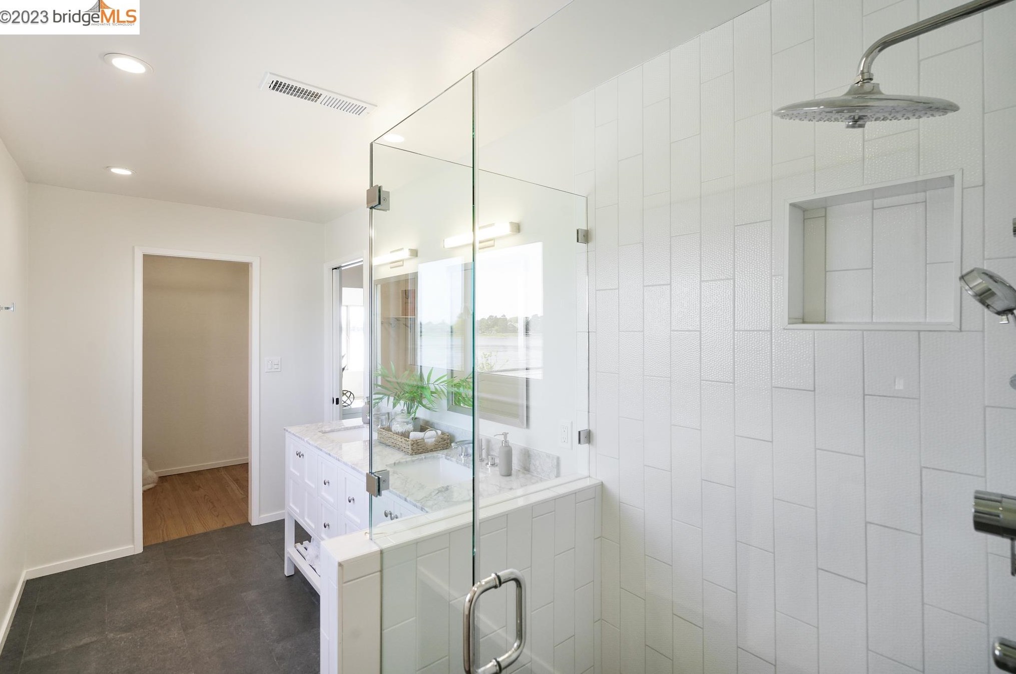 2926 Bayview Dr, Alameda CA  94501-6350 exterior