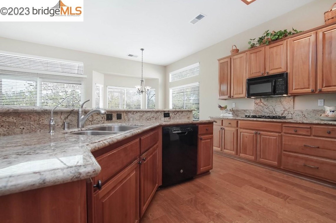 541 Central Park Pl, Los Angeles CA  94513-6037 exterior