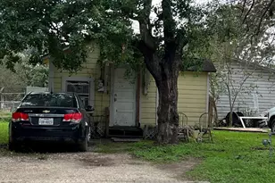 607-611 10th St, Palacios, TX 77465 - Photo 4