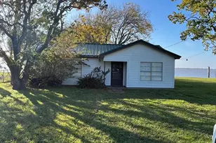 82 Trout St, Palacios, TX 77465 - Photo 1