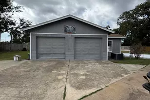 207 Henderson, Palacios, TX 77465 - Photo 6