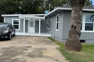 207 Henderson, Palacios, TX 77465 - Photo 1