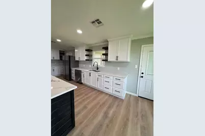 207 Henderson, Palacios, TX 77465 - Photo 24