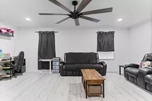 910 7th St, Bay City, TX 77414 - Photo 8