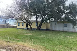 625 Lakeview Dr, Markham, TX 77414 - Photo 1