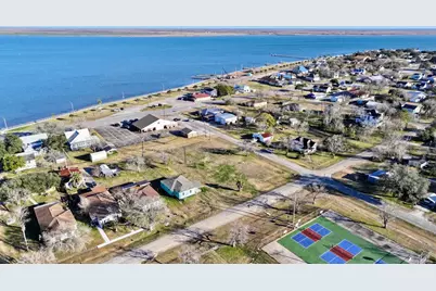 108 Moore Avenue, Palacios, TX 77465 - Photo 4