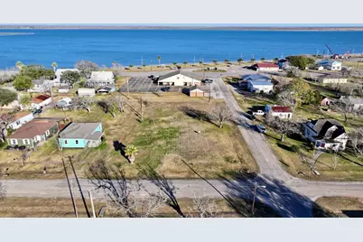 108 Moore Avenue, Palacios, TX 77465 - Photo 2