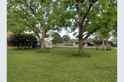 1518 Ave. B, Danbury, TX 77534 - Photo 4