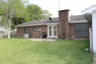 300 Austin, Palacios, TX 77465 - Photo 2