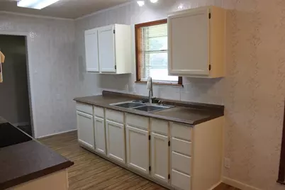 300 Austin, Palacios, TX 77465 - Photo 4