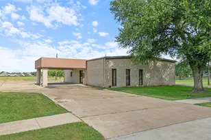 880 Nichols Ave, Bay City, TX 77414 - Photo 1
