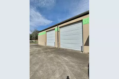 500 E Plantation, Clute, TX 77531 - Photo 8