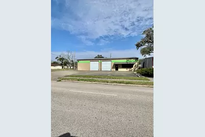 500 E Plantation, Clute, TX 77531 - Photo 6