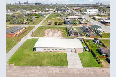 302 South Avenue B, Freeport, TX 77541 - Photo 2