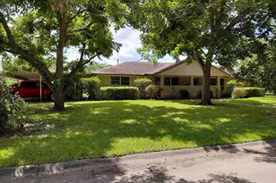 736 Northridge, Angleton, TX 77515 - Photo 1