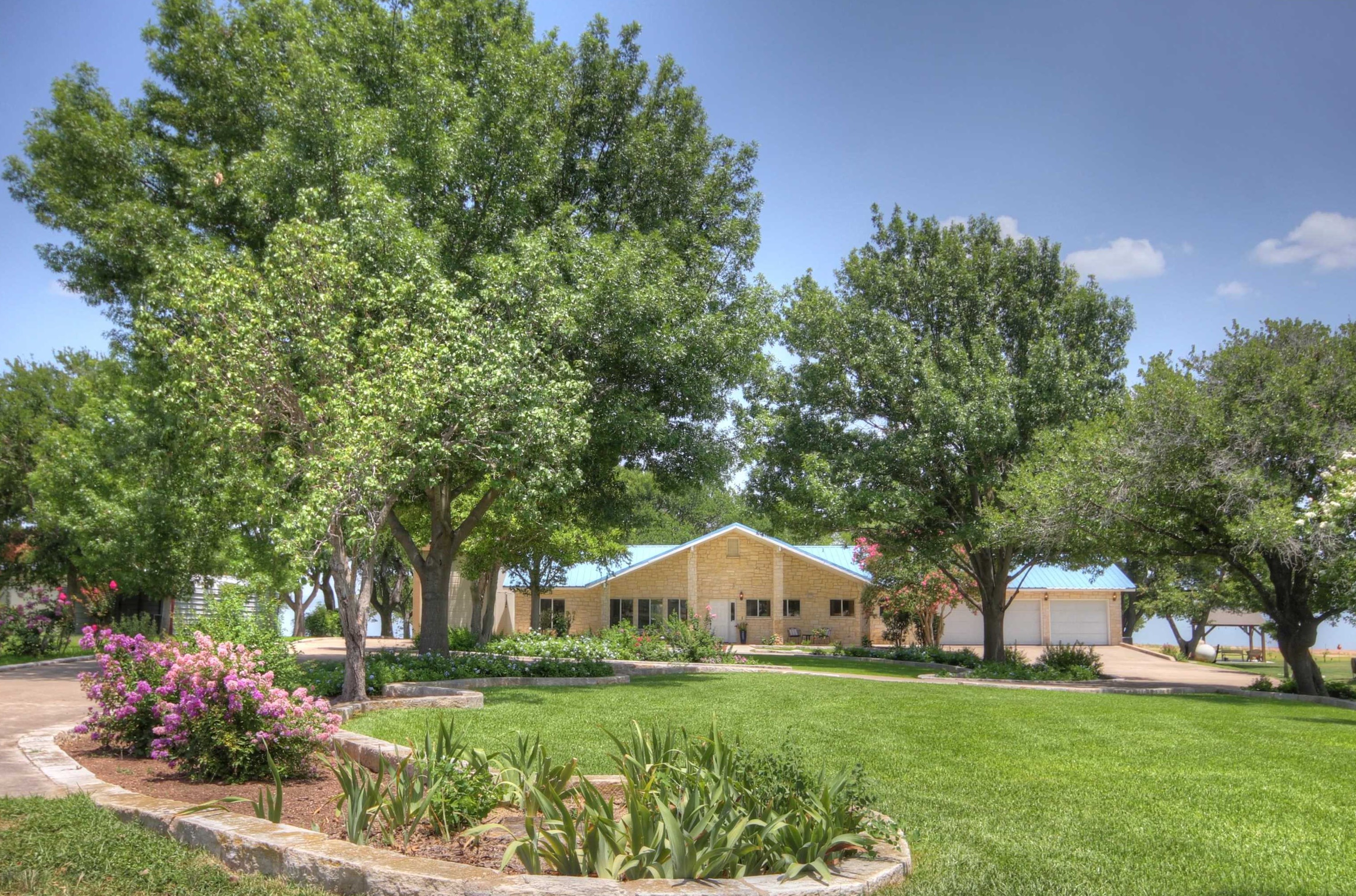 602 Golden Beach Dr, Inks Lake Village, TX 78609
