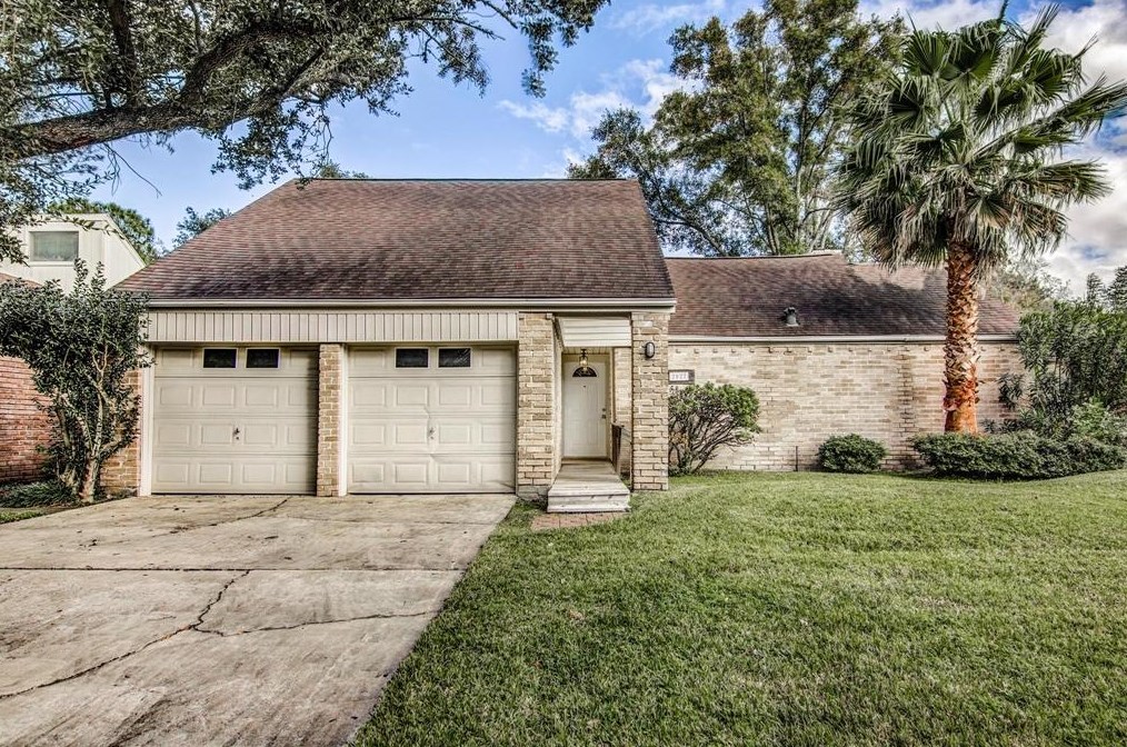 2027 Gray Falls Dr, Houston, TX 77077-6107