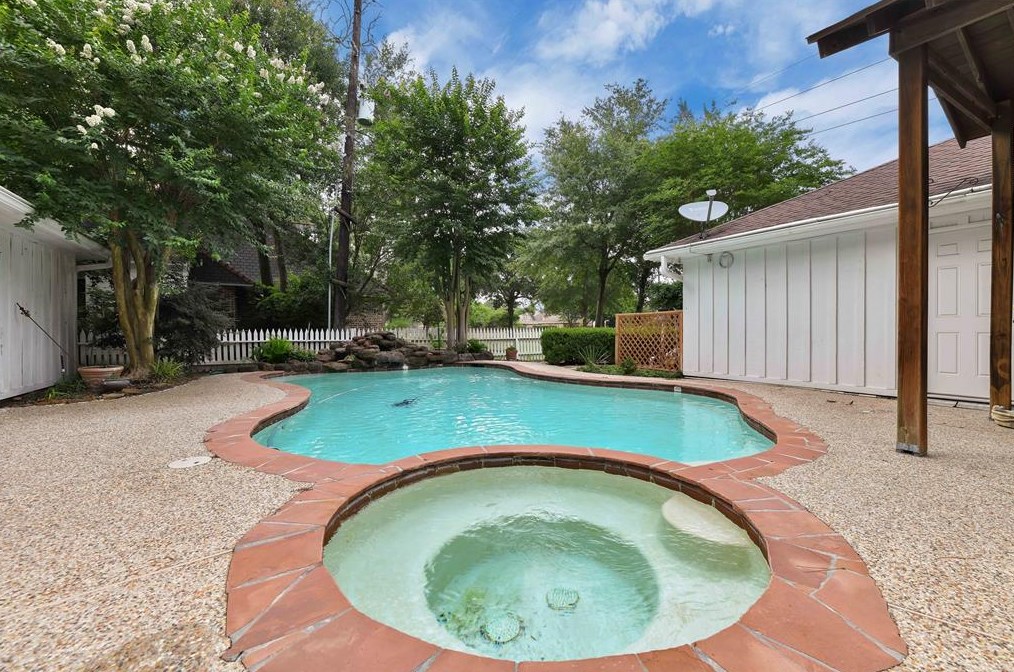 14102 Indian Wl Dr, Houston TX  77069-1315 exterior