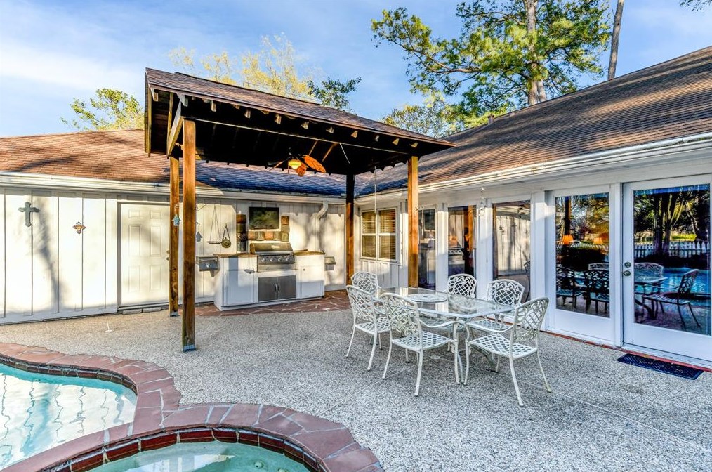 14102 Indian Wl Dr, Houston TX  77069-1315 exterior
