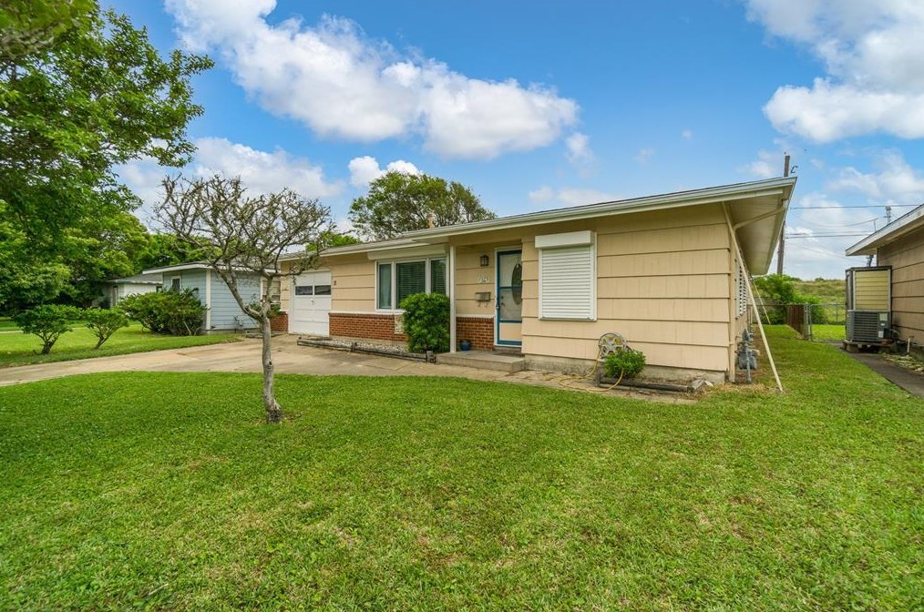 12 Lyncrest Dr, Galveston, TX 77550
