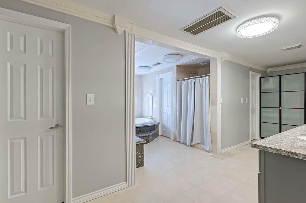 17818 Red Oak Dr, Houston TX  77090-1252 exterior