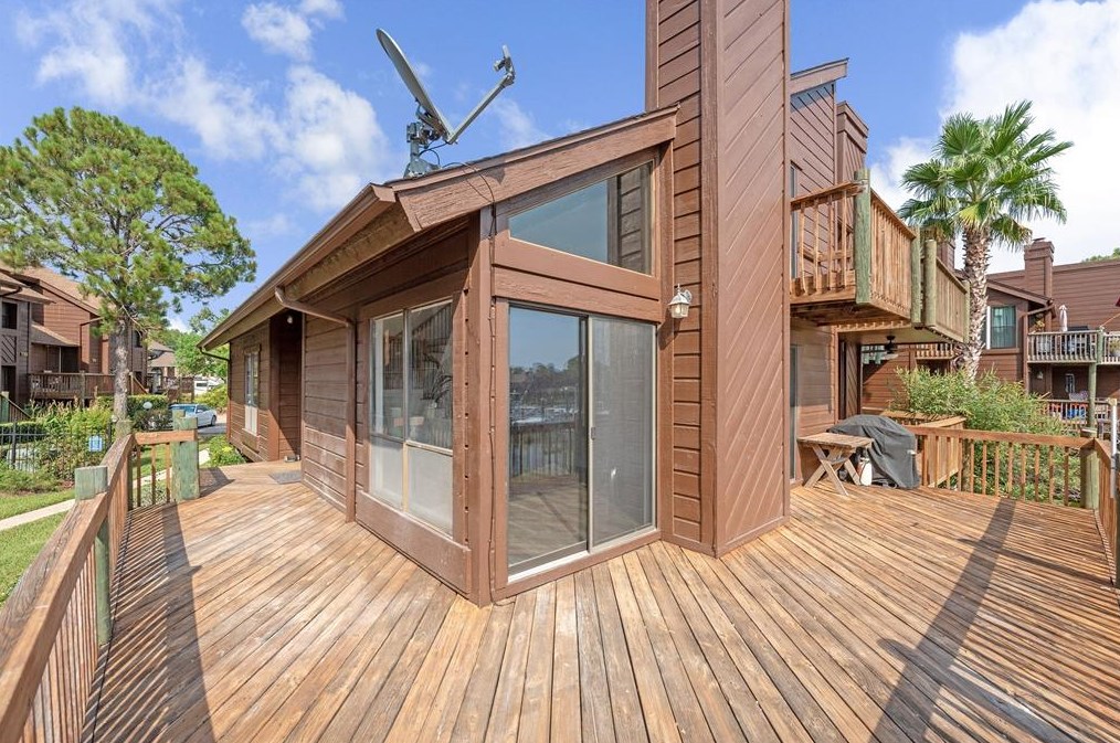 717 Davis Rd, League City, TX 77573