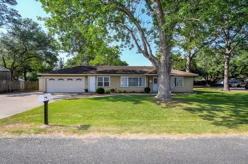 1402 Rebe Sue St, Jones Creek, TX 77437-3852