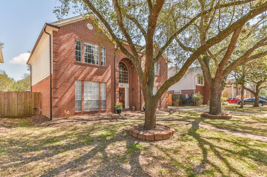 1300 Mossy Oak Dr, League City, TX 77573-5268