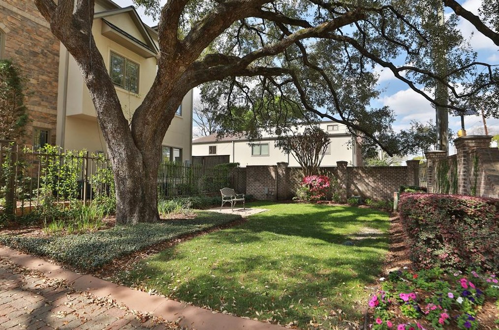 1180 Augusta Dr, Houston TX 77057-3106 exterior