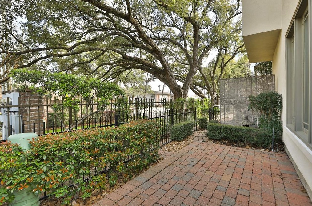 1180 Augusta Dr, Houston TX 77057-3106 exterior