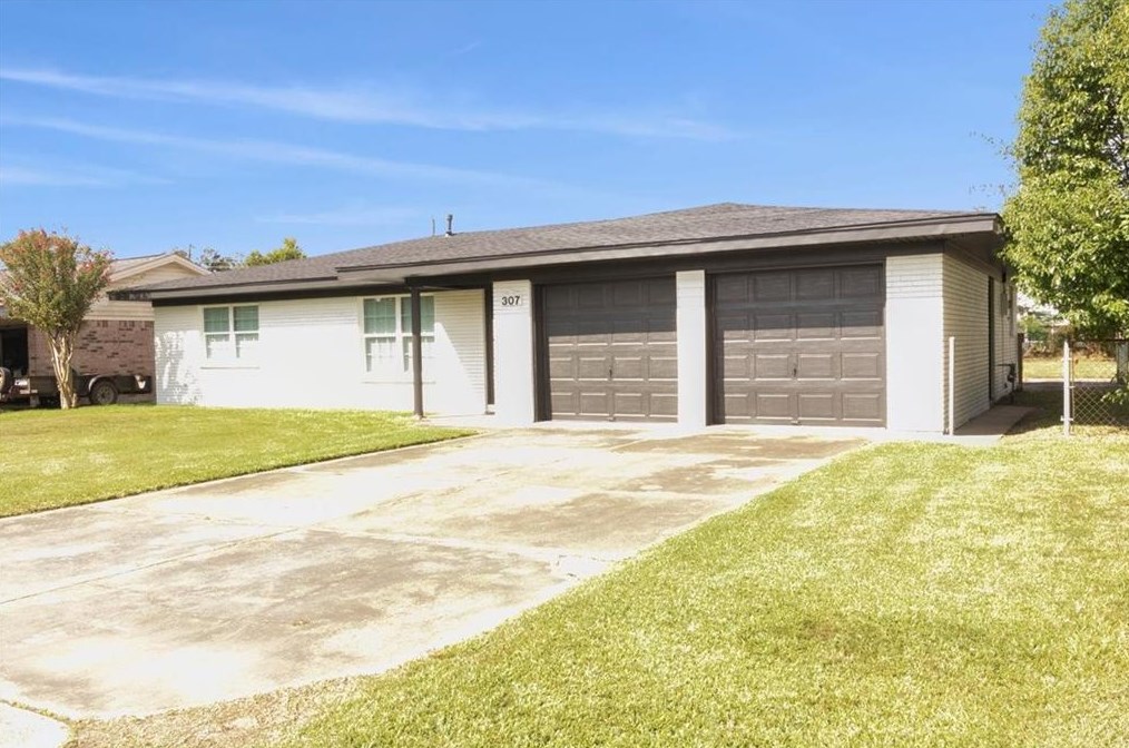 307 Martin Ave, Bridge City, TX 77611