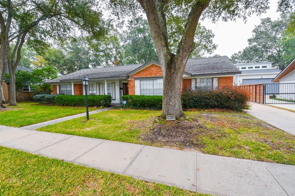 2010 Oceanview Dr, Taylor Lake Village, TX 77586-3305