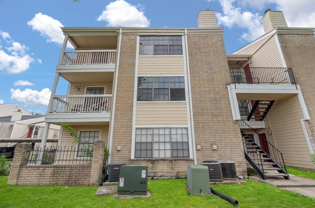 2750 Holly Hall St, Houston TX  77054-4109 exterior