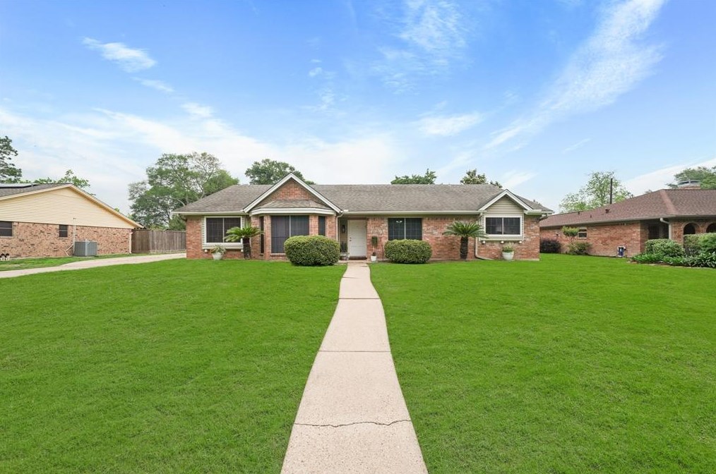3209 Nottingham St, Pearland, TX 77581-5202
