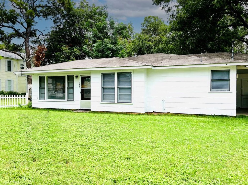 528 E Milam St, Halsted, TX 78945
