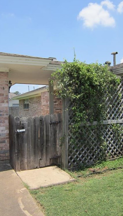 2016 Willow Bend Rd, Dinsmore, TX 77488