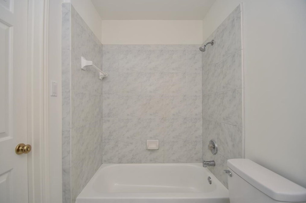 5425 Loch Lomond Dr, Houston TX  77096-2305 exterior