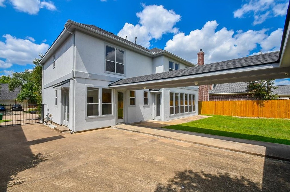 5425 Loch Lomond Dr, Houston TX  77096-2305 exterior