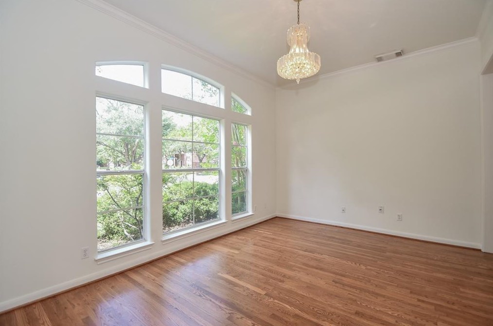 5425 Loch Lomond Dr, Houston TX  77096-2305 exterior