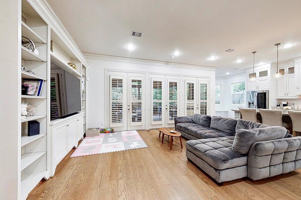 5758 Braesheather Dr, Houston TX  77096-3932 exterior