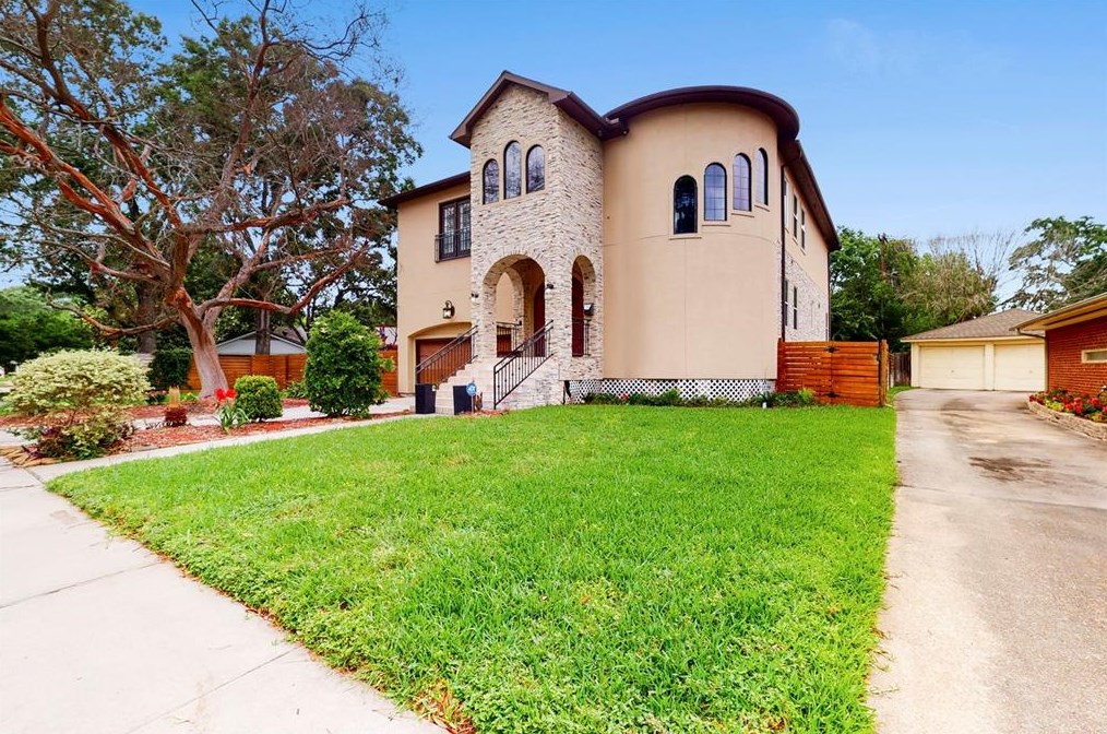 5758 Braesheather Dr, Houston, TX 77096